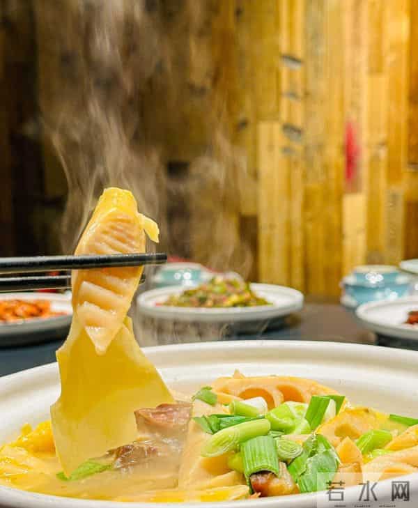 大学生赚1万多奖自己中国游