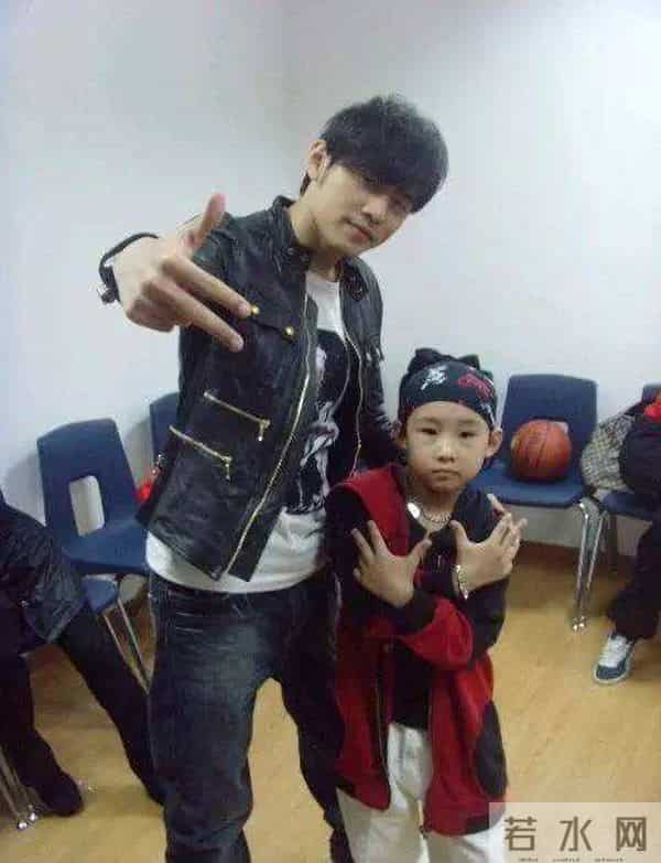 快乐大本营侯高俊杰,9岁和周杰伦上春晚，放弃学业捞金，11年后，候高俊杰现状如何？