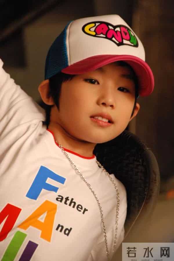 快乐大本营侯高俊杰,9岁和周杰伦上春晚，放弃学业捞金，11年后，候高俊杰现状如何？