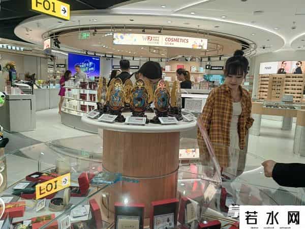 长沙首家市内免税店开业人气旺