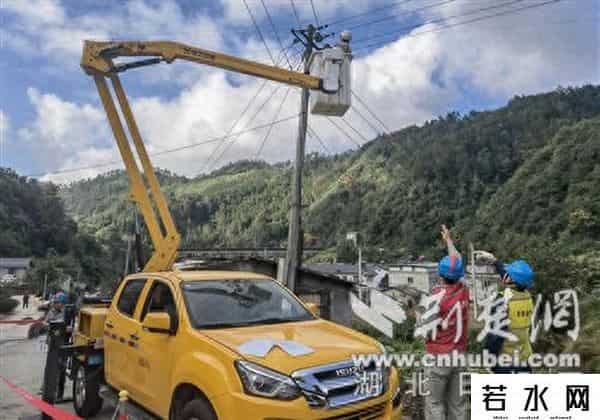 国网十堰供电公司开发区供电中心：带电作业解民忧 双节用电有保障
