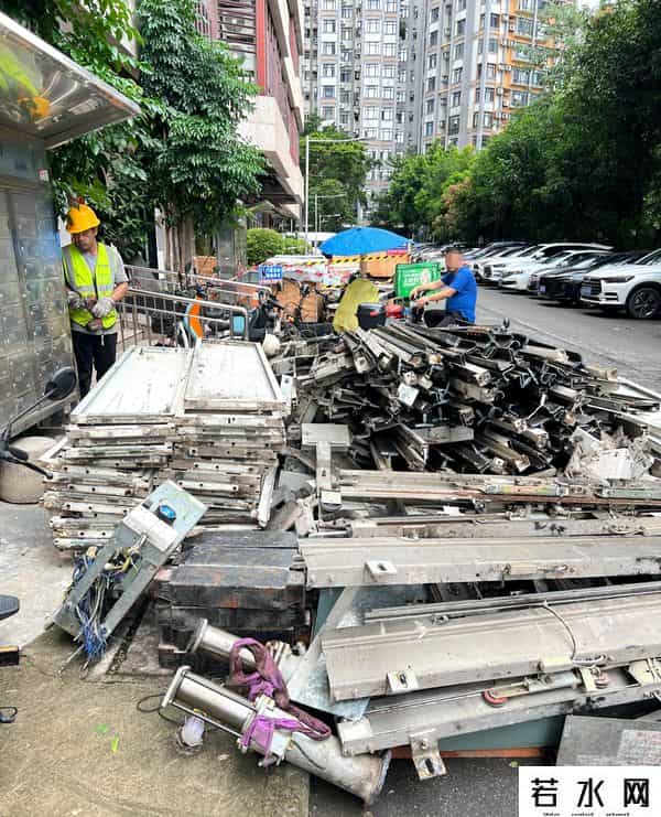 “免费”换新电梯竟不同意？旧电梯故障多，动了物业“奶酪”推进……