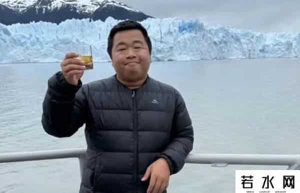 网红“蓝战非”账号被禁止关注，此前曾自曝年收入可达九位数引热议
