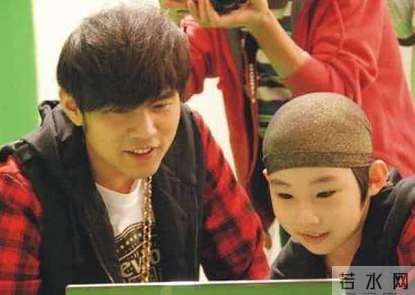 快乐大本营侯高俊杰,9岁和周杰伦上春晚，放弃学业捞金，11年后，候高俊杰现状如何？