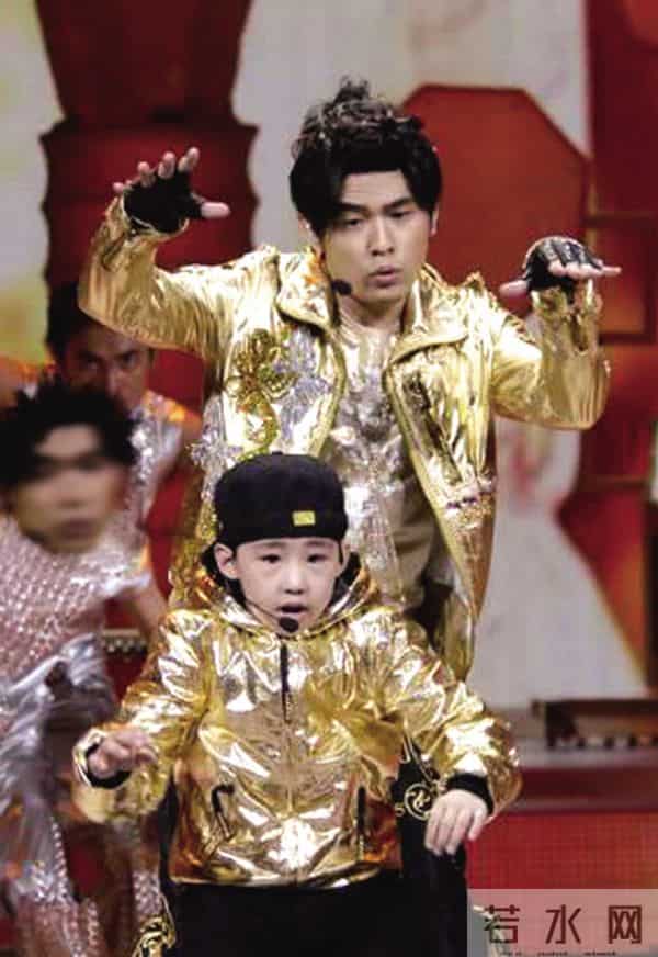 快乐大本营侯高俊杰,9岁和周杰伦上春晚，放弃学业捞金，11年后，候高俊杰现状如何？