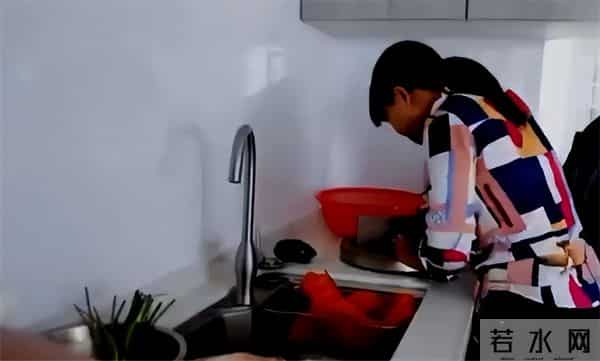 2011年黄历,洋媳妇嫁到中国，很不能理解：为什么中国结婚还要选日子？