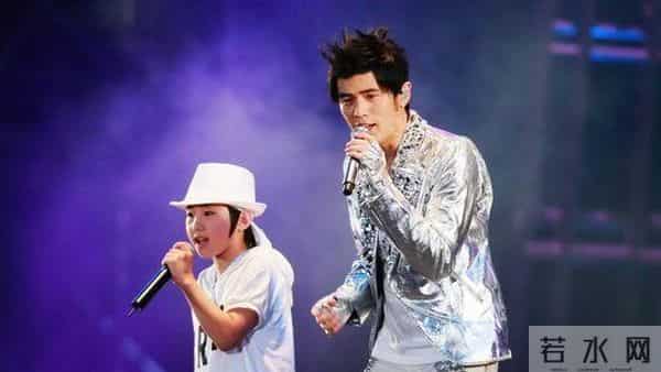 快乐大本营侯高俊杰,9岁和周杰伦上春晚，放弃学业捞金，11年后，候高俊杰现状如何？