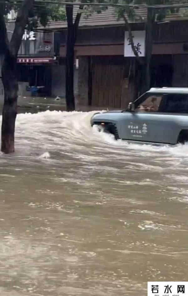 珠海男子台风天“驾车造浪”，一上市公司发公告澄清