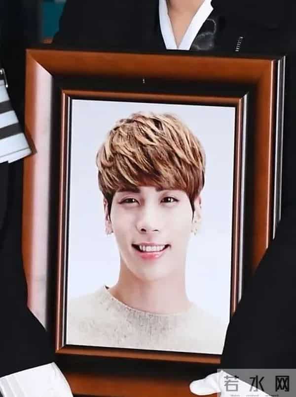 金钟铉自爆债务缠身,顶流女星：年入300亿，苦尽甘来后