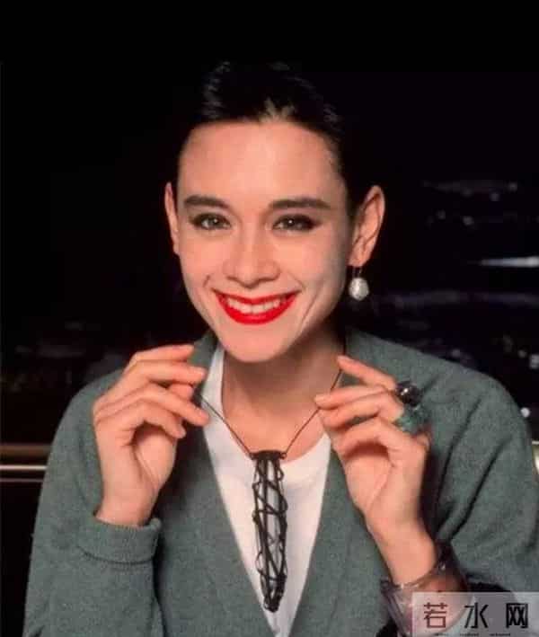 周佳纳：世界超模周天娜：拥有完美面孔，却被2个情人抛弃，公开患有艾滋