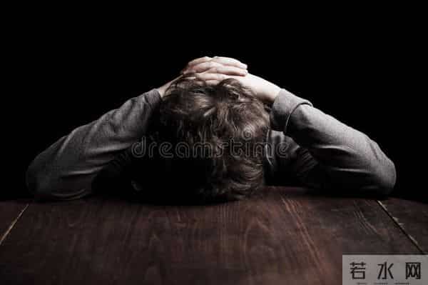 画室模特：我在画室给女模特写生，她悄悄解开了衬衫的第二颗扣子