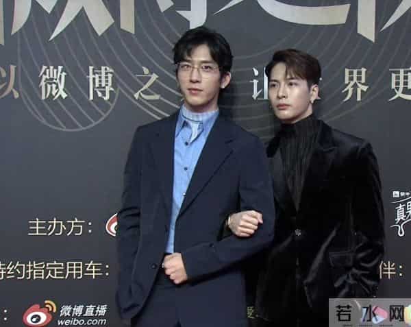 王嘉尔挽着井柏然走红毯