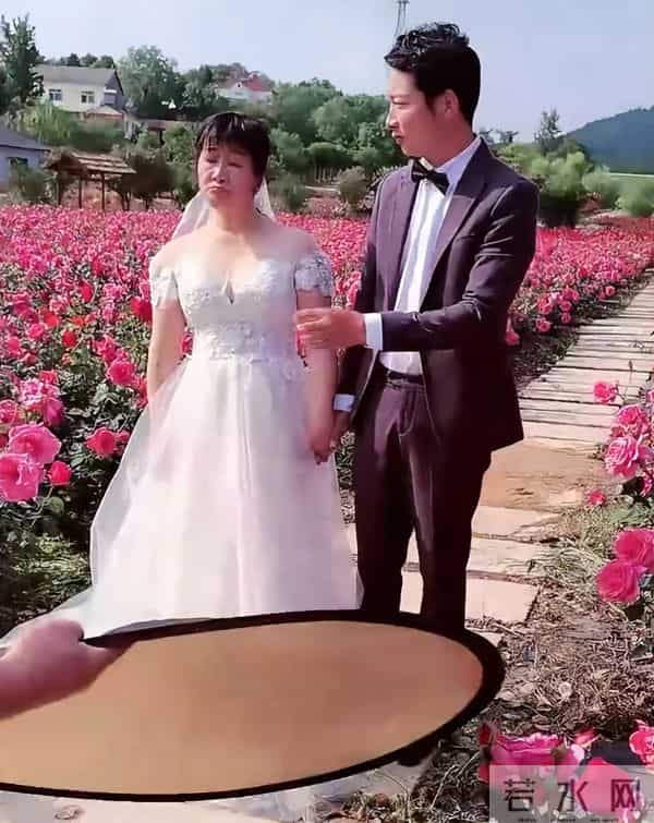 45岁余秀华晒婚纱照