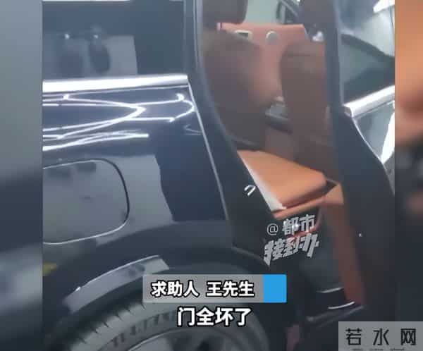 新车上牌撞两豪车