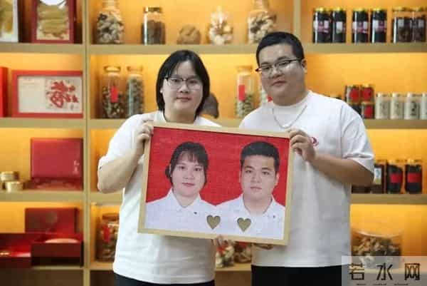 家有爸妈网：“全网最像夫妻”被网友喊话测DNA，妻子回应：做过婚检，婚后越长越像，丈夫为生意抛掉面子，没打算抓住流量迅速变现