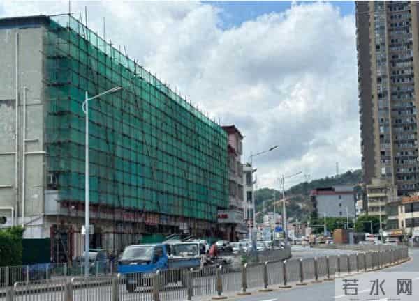 生4胞胎一家9口挤2间小卧室