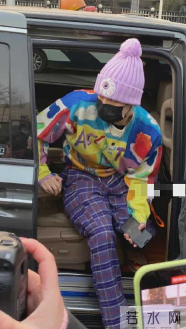 陈坤春晚：央视春晚首次大联排！刘欢满头白发，刘涛提万元包，陈坤穿拖鞋