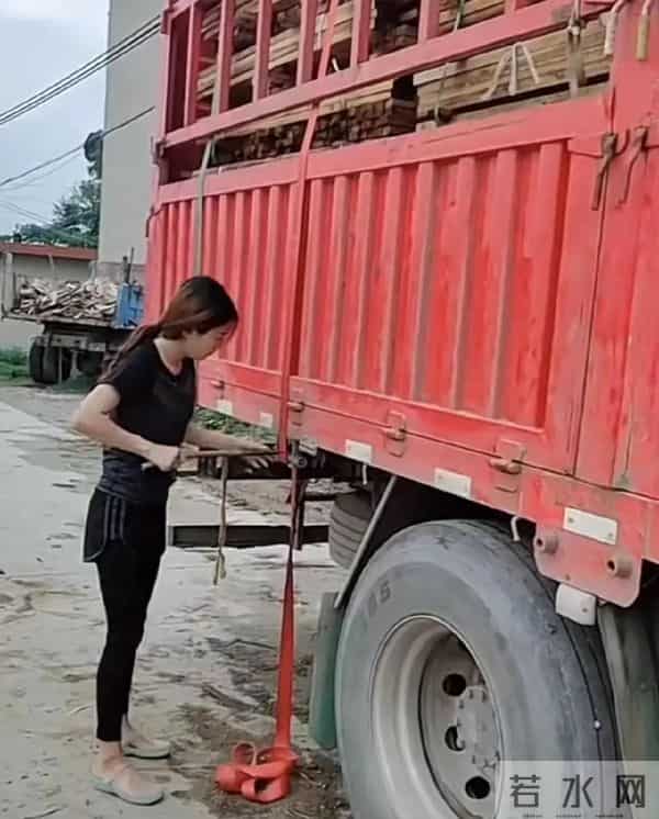 35岁女货车司机旺季月入6万