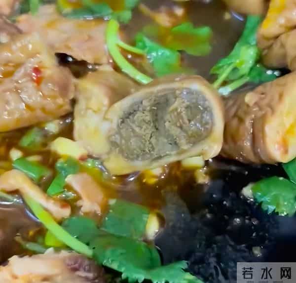 女子就餐点肥肠吃出猪粪便