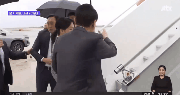 雨中撑伞不顾老婆 韩总统又被嘲