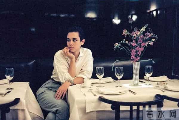 周佳纳：世界超模周天娜：拥有完美面孔，却被2个情人抛弃，公开患有艾滋