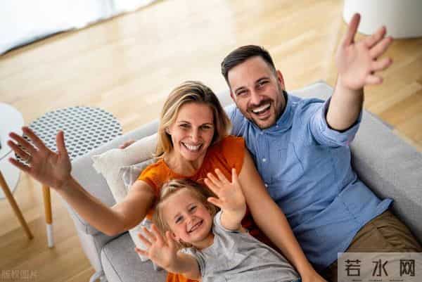 生4胞胎一家9口挤2间小卧室