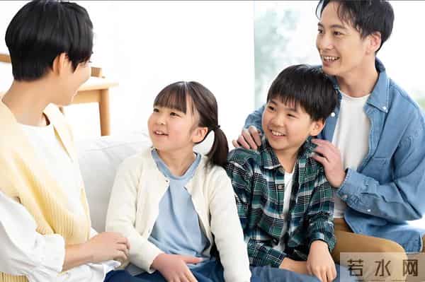 生4胞胎一家9口挤2间小卧室