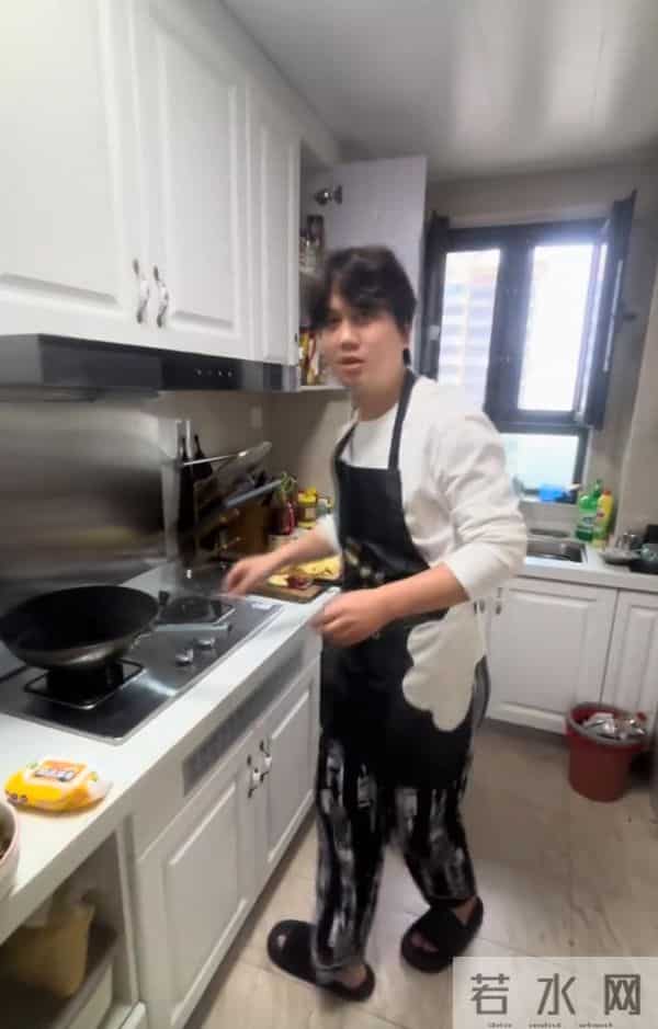 单亲妈妈嫁女儿同学的爸爸