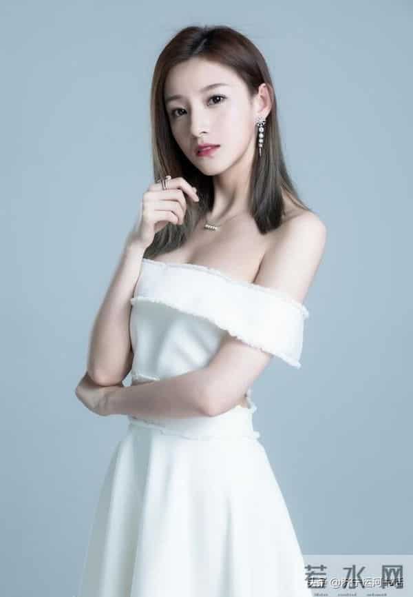 董卿走光：董卿接班人马凡舒，走秀时内裤滑落，坦然回应：谁爱看谁看！