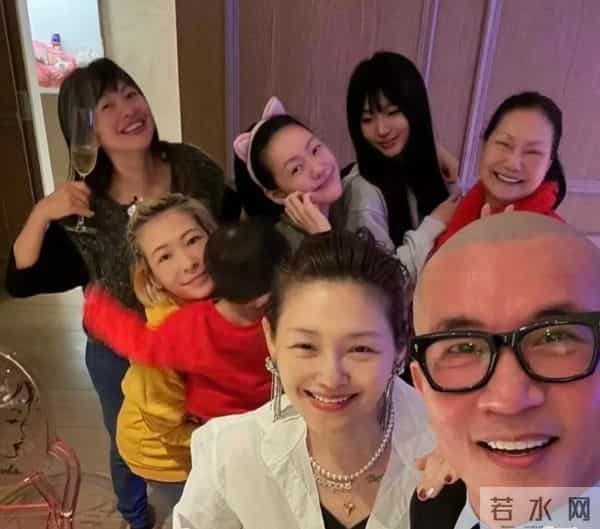 伟忠哥:大S具俊晔参加伟忠哥女儿归宁宴,盛装打扮合影都手牵手,大S胖了