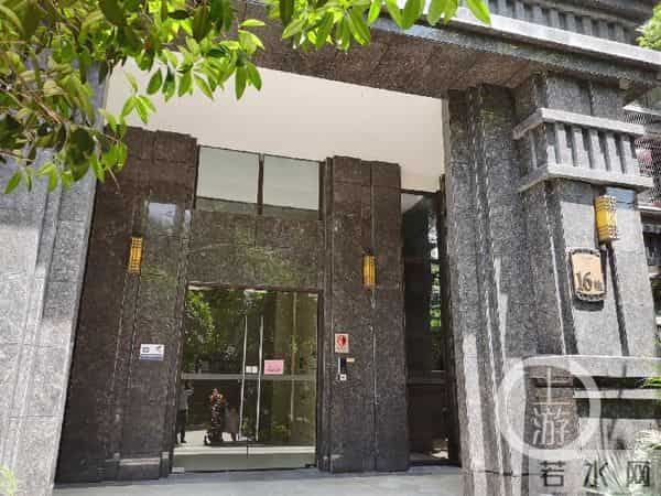 金茂珑悦：金茂珑悦底楼一业主承重墙上开门 社区下整改通知四年纹丝未动