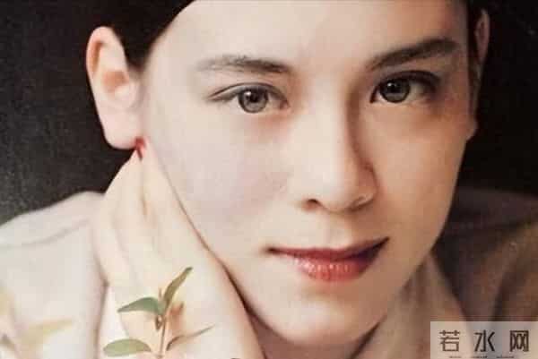 周佳纳：世界超模周天娜：拥有完美面孔，却被2个情人抛弃，公开患有艾滋