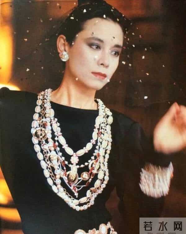 周佳纳：世界超模周天娜：拥有完美面孔，却被2个情人抛弃，公开患有艾滋