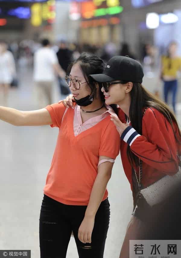 虹桥一姐:还记得那个跟拍明星的虹桥一姐吗?现在明星要反过来蹭她热度了!