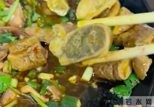 女子就餐点肥肠吃出猪粪便