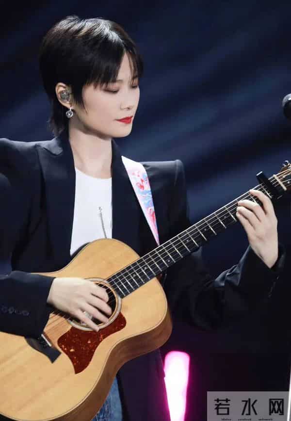 叶一茜李宇春合影