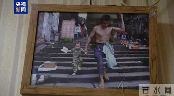 重庆棒棒:15年前,重庆“棒棒父子”刷屏全网,如今儿子高考结束,个头已超过父亲