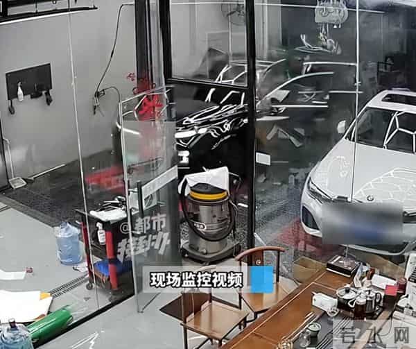 新车上牌撞两豪车