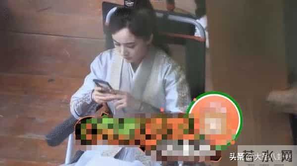 杨幂当众挖鼻孔