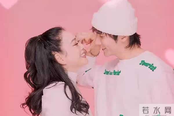 钟丽缇怀孕：52岁钟丽缇去医院被疑怀四胎！坐轮椅脸苍白，当场下跪对老公表白