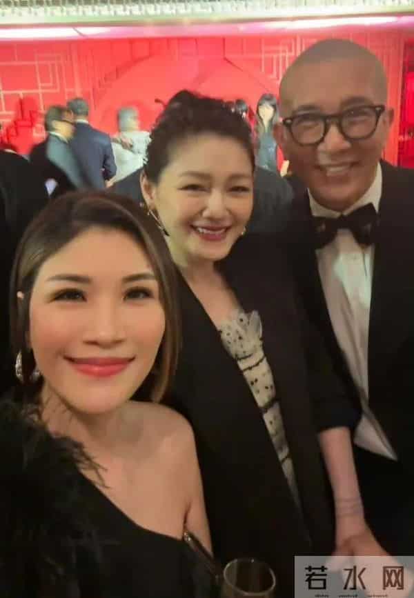 伟忠哥:大S具俊晔参加伟忠哥女儿归宁宴,盛装打扮合影都手牵手,大S胖了