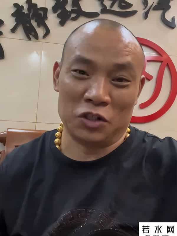 江西萍乡富豪赖国萍去世，仅46岁，戴硕大金佛珠项链，小女儿3岁