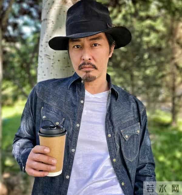 连凯老婆:52岁连凯全家定居内地,经营化妆培训中心,近照胡子拉碴男人味足