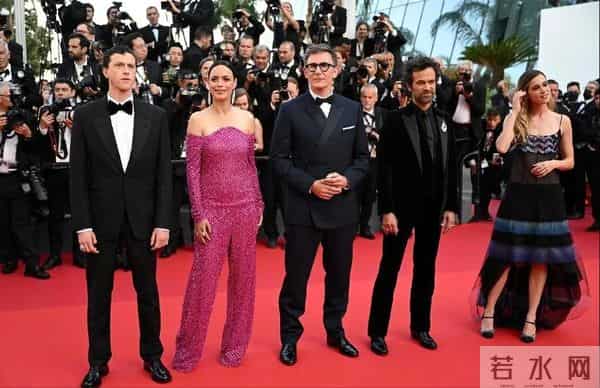 嘎纳红毯:戛纳红毯来了!有人脸僵有人礼服奇葩,还有“法国毯星”抢镜
