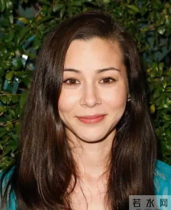 周佳纳：世界超模周天娜：拥有完美面孔，却被2个情人抛弃，公开患有艾滋