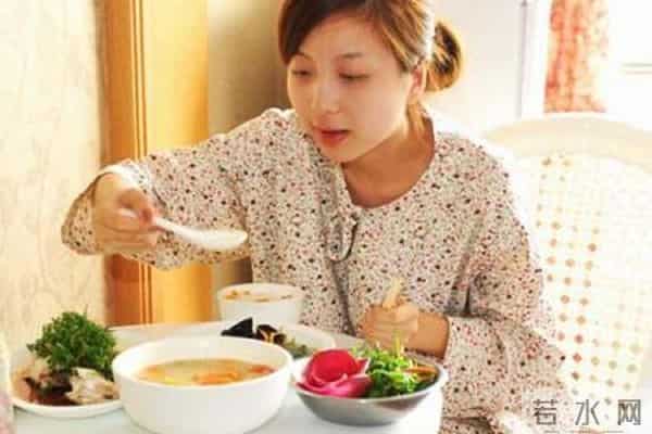 朱珠挺孕肚走红毯