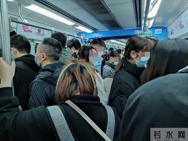 重庆嫩雀儿：直击重庆第一个限行+限号工作日交通路况！网友：被堵到怀疑人生