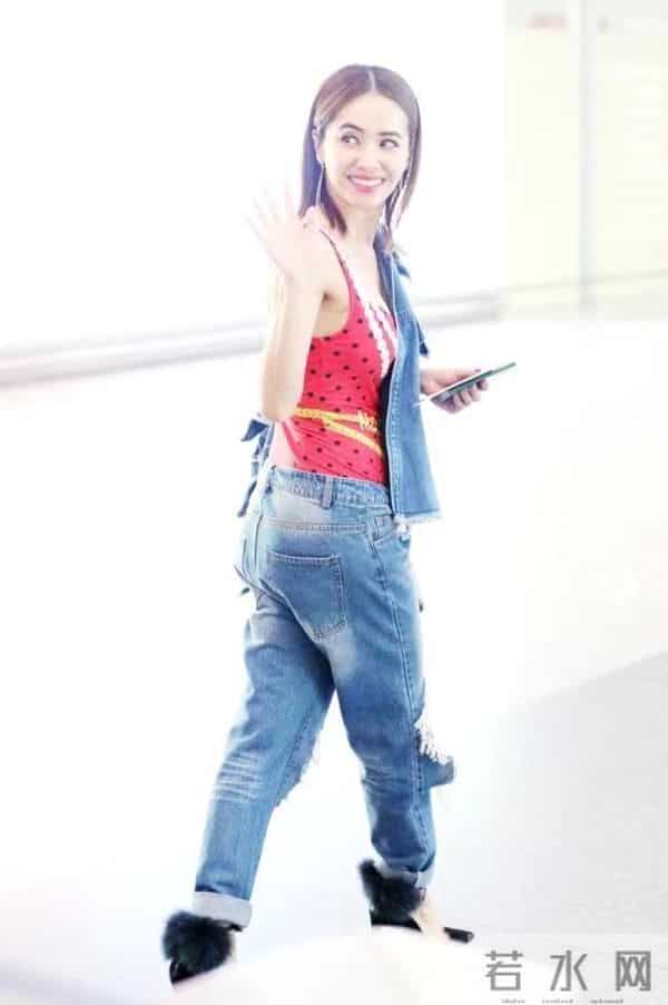 蔡依林穿泳衣上街