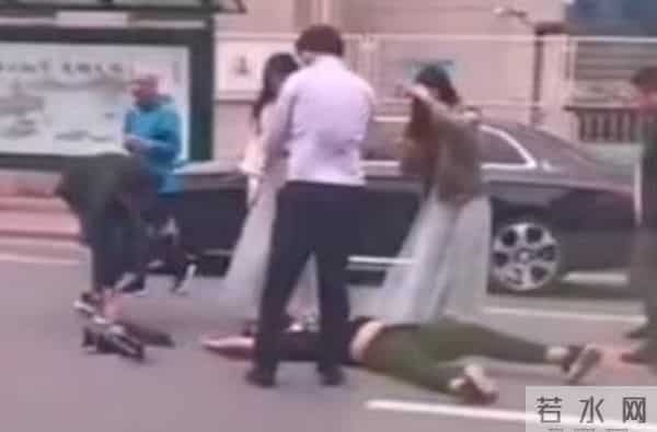 危险跟拍：太危险！婚车突然加速，跟拍摄像师被甩出后备箱，后脑重重摔在地上