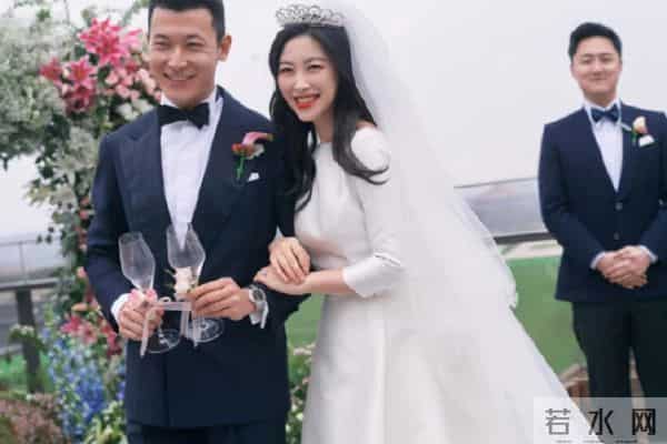 朱珠挺孕肚走红毯